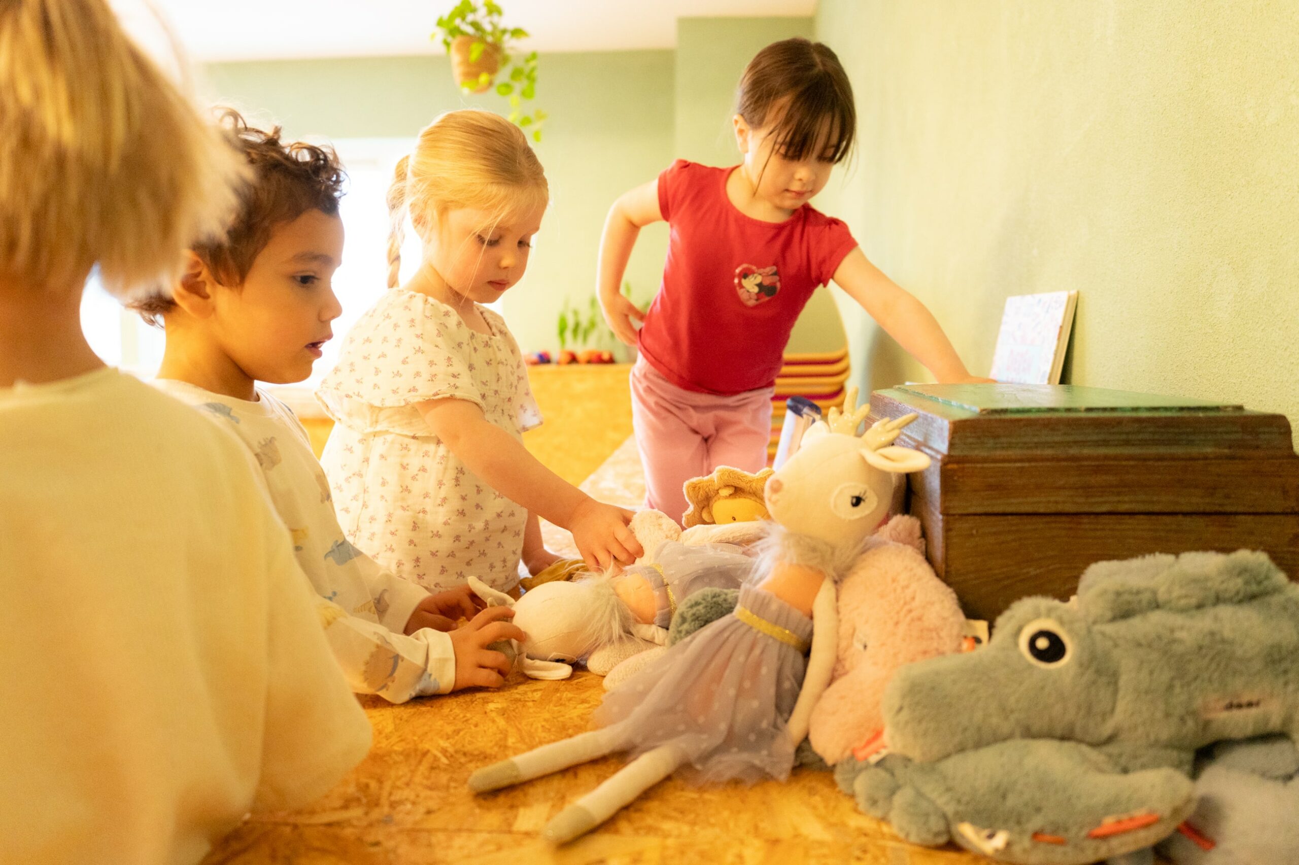 Kinderen pakken knuffel